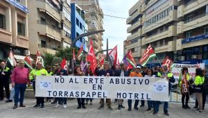 Manifestación de personal de Torraspapel en Motril. 