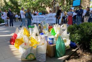 Comida donada por los manifestantes, concentrados frente a la Subdelegación del Gobierno. 