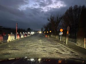 En la imagen se aprecia la vía llena de baches y hoyos. 