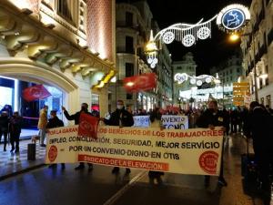 Trabajadores de ascensores Otis, este miércoles durante la manifestación en Granada.