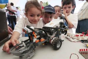 Los niños alucinan con la tecnología expuesta en el parque.