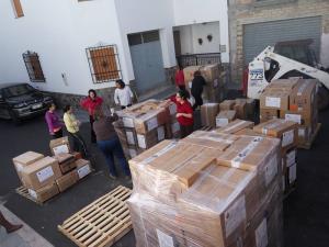 Se han enviado más de un centenar de cajas con ropa, material escolar o alimentos no perecederos.