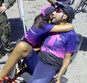 Ñusi abraza a Jorgue Abarca, tras coronar el Veleta en la ultra más dura del mundo.