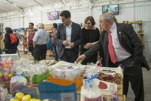 Visita de las autoridades a la muestra, instalada en la Fuente de las Batallas.