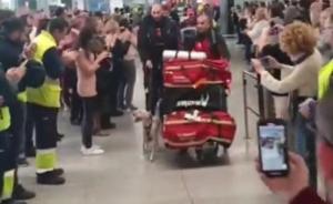 Bomberos a su llegada al aeropuerto de Málaga, recibidos entre aplausos. 