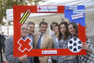 El presidente de Cruz Roja Granada, Francisco Escribano, con los representantes municipales.