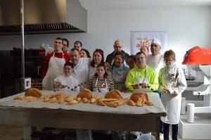 El taller tiene como objetivo acercar la cultura tradicional panadera del municipio.