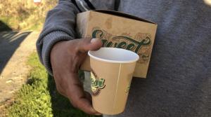 La cafetería granadina Desi dona chocolate y churros para personas sin hogar. 