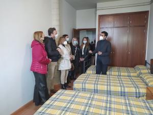 Cuenca, este miércoles, durante su visita al albergue acondicionado.