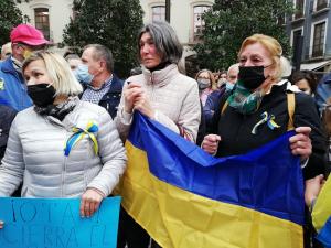 Mujeres ucranianas durante la concentración, este viernes, en Granada