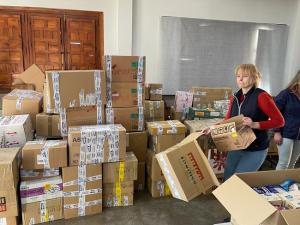 Ordenando las cajas con productos para los refugiados ucranianos en Polonia.
