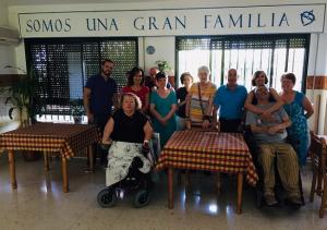 Amelia, junto a algunos voluntarios y residentes de la Casa.