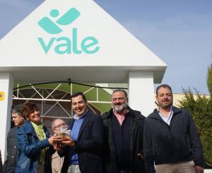 Juan Manuel Moreno, con otros representantes de su partido, este martes en la visita a la asociación Vale de Dúrcal.