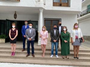 La alcaldesa con los representantes del PP que la han acompañado. 