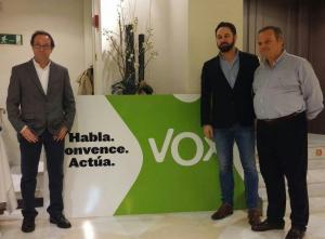 Pablo García de Movellán (izqda.) con Santiago Abascal, líder de Vox, e Ignacio Nogueras.