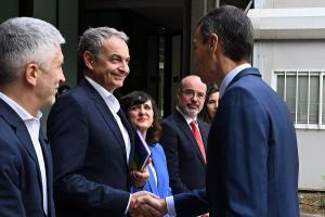 José Luis Rodríguez Zapatero saluda a Pedro en el acto de los 20 años del matrimonio igualitario.