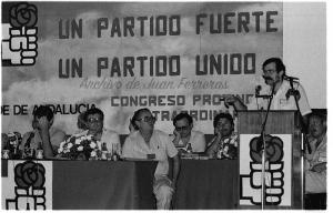 En la mesa, Claret, mano en la cabeza y junto a 'Pepote', en el atril, Mariano Gutiérrez Terrón y Manolo Bonachela.