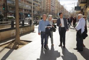 Francisco Cuenca, junto a vecinos y comerciantes, en su visita al Camino de Ronda. 