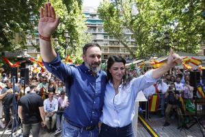 El presidente de Vox, Santiago Abascal, y la candidata de este partido a la Presidencia de la Junta, Macarena Olona.