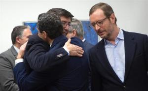 Juan Manuel Moreno y Juan Marín se abrazan en presencia de Javier Maroto.