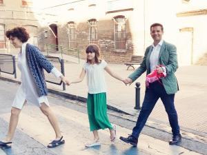 El alcalde, con su familia, camino del colegio electoral.