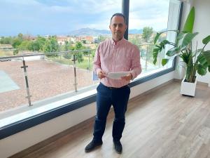 El alcalde de Pulianas con la ordenanza.