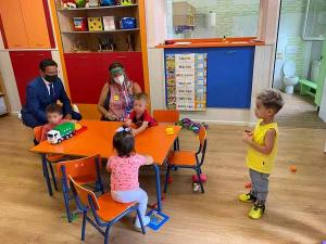 El alcalde en su visita a una escuela infantil este martes. 