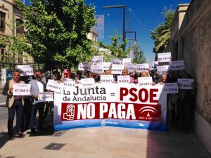 Cargos del PP a las puertas de la sede del Gobierno andaluz en Granada.