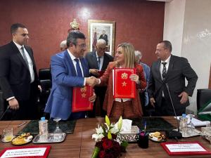La alcaldesa de Granada en la firma del acuerdo con Fez. 