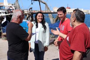 La candidata de Por Andalucía, con pescadores en Motril.