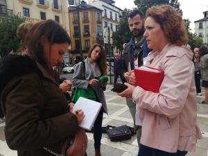 Los representantes de IU atienden a periodistas.