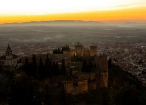 Imagen de la Alhambra con la ciudad de Granada y parte de la Vega de fondo.