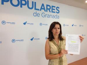 Ana Vanesa García muestra el decreto de archivo. 