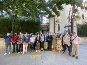 Los representantes del PP, este viernes a las puertas de Subdelegación.