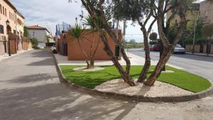 Calle Romero, donde el Ayuntamiento de Cúllar Vega ha adecuado las zonas ajardinadas y mejorado el acerado.