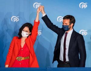 La presidenta madrileña, Isabel Díaz Ayuso, y el presidente del PP, Pablo Casado en la noche del 4M.