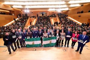 Entrega de las banderas por el 28F.