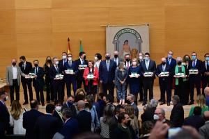 Foto de familia de los premiados y los delegados y delegadas de la Junta. 