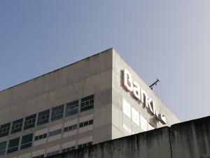 El edificio del Cubo cuando se retiraban los carteles de Bankia para instalar los de La Caixa.