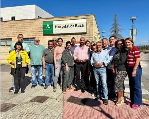 María Ángeles Prieto junto a otros representantes socialistas en Baza. 
