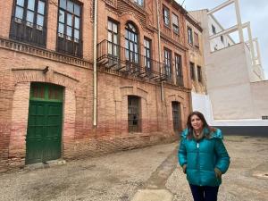 Belén Porcel, ante las antiguas casas de Renfe, en el Barrio de la Estación.