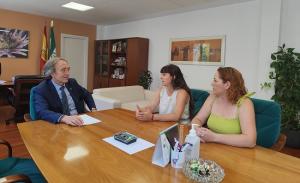 Mari Carmen Pérez y la concejala de IU en Benalúa con el delegado de Salud.