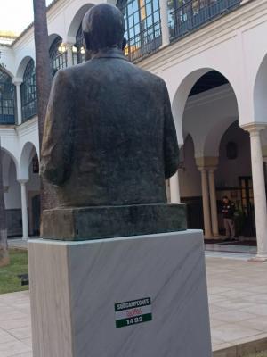 Imagen de la pegatina sobre el busto de Blas Infante en el patio principal del Parlamento.
