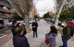 Concejales del PSOE con vecinos en el bulevar de la calle Primavera. 