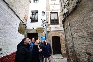 La alcaldesa y el resto de autoridades miran el cableado en una de las calles del Albaicín.