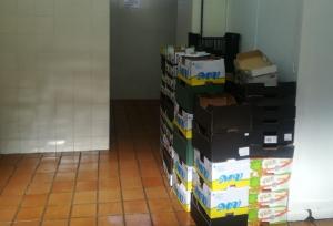 Cajas vacías preparadas para reparto de alimentos. 