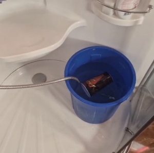 Un vecino, prepara su ducha en Iznalloz.