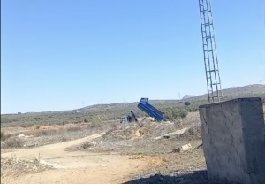 Camión que vierte los resiudos en el polígono.
