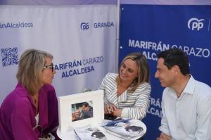 Juan Manuel Moreno junto a Marifrán Carazo este martes en Granada. 