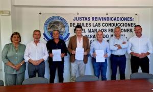 Carlos Rojas junto a regantes afectados.